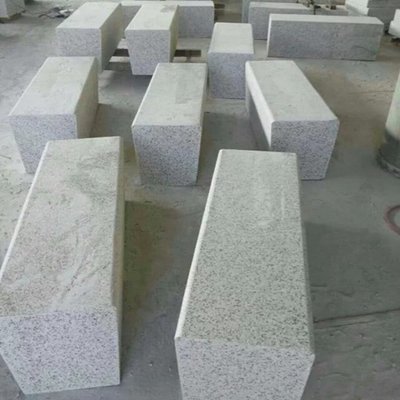 大花芝麻白路沿石加工 900*300*150庫存多 可充淺灰麻側(cè)石