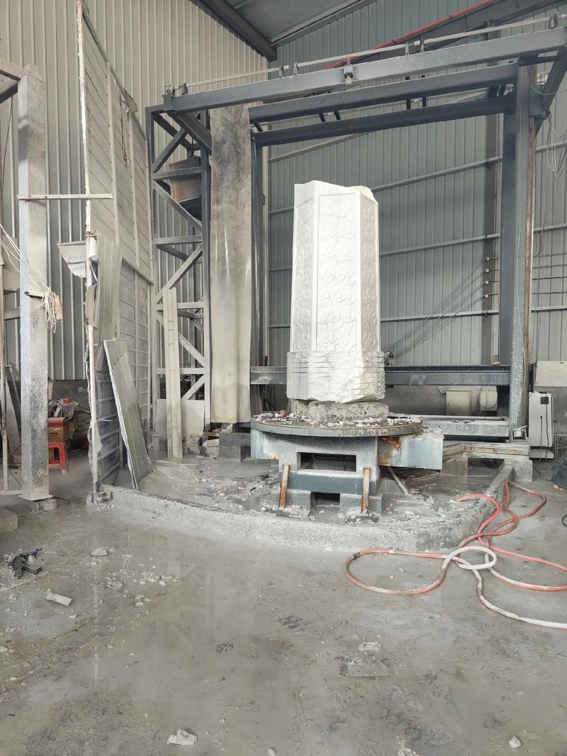 大型石雕數(shù)控機床加工現(xiàn)場,最高能雕4米高,這是北京漢白玉石材